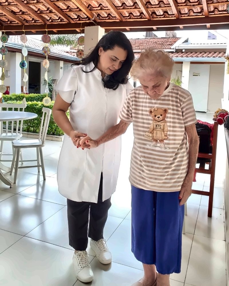 Dra. Talita em treino de marcha com residente de ILPI