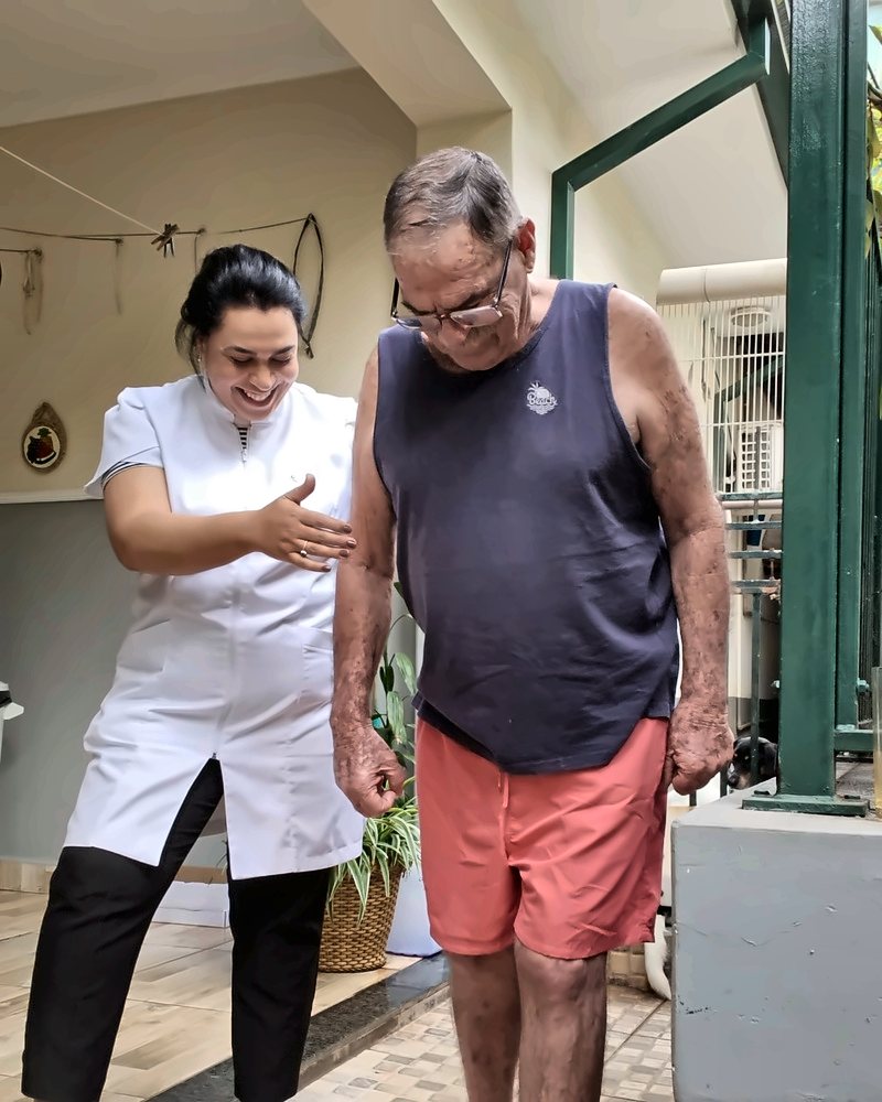 Dra. Talita Morais em treino de equilíbrio e marcha com paciente idoso em casa